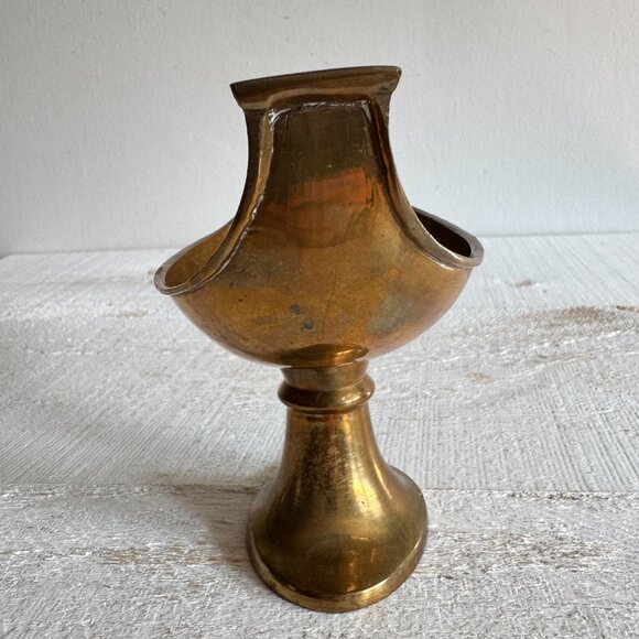 Small Vintage Brass Raised Decorative Swooped Bowl - Picture 11 of 11